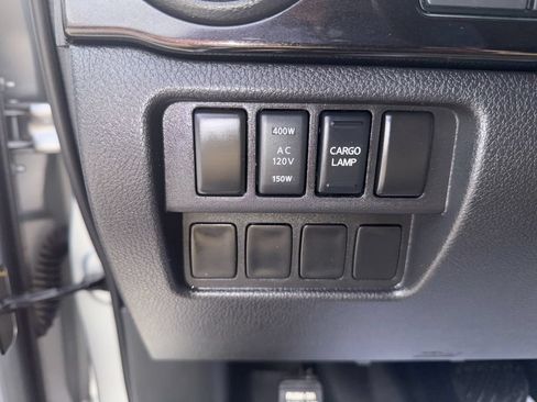 Used 2018 Nissan Titan SV w/ SV Convenience Package AWD/4WD image 18