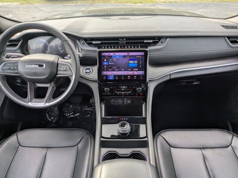 Used 2025 Jeep Grand Cherokee Limited RWD image 15