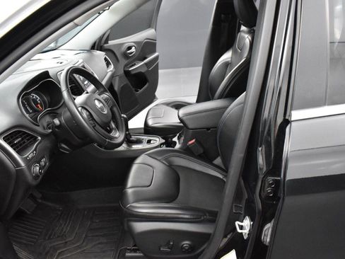 Used 2019 Jeep Cherokee Latitude Plus image 12