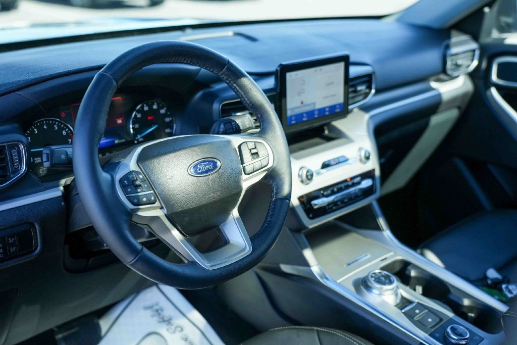 Used 2023 Ford Explorer XLT w/ Equipment Group 202A AWD/4WD image 29