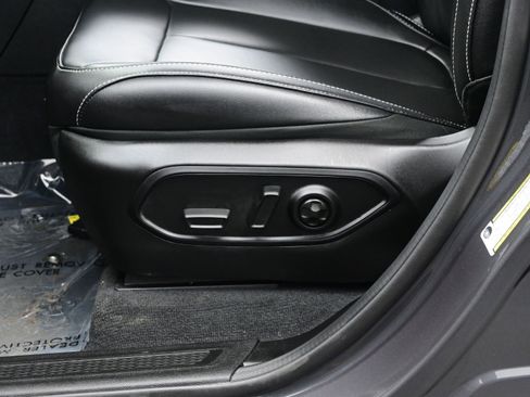 Used 2025 Jeep Grand Cherokee Limited w/ Black Appearance Package image 11