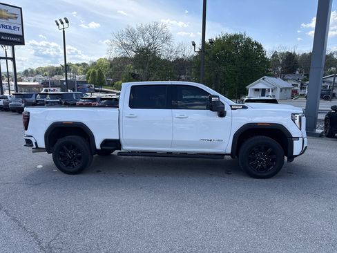 Used 2025 GMC Sierra 2500 AT4 AWD/4WD image 2