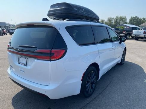 New 2025 Chrysler Pacifica Select w/ Fav Edition Package FWD image 5