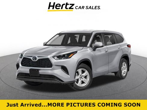 Used 2025 Toyota Highlander LE FWD image 1