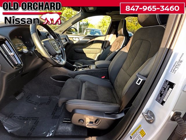 Used 2025 Volvo XC40 B5 Plus AWD/4WD image 12