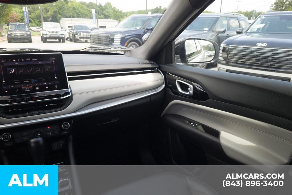 Used 2025 Jeep Compass Limited AWD/4WD image 17