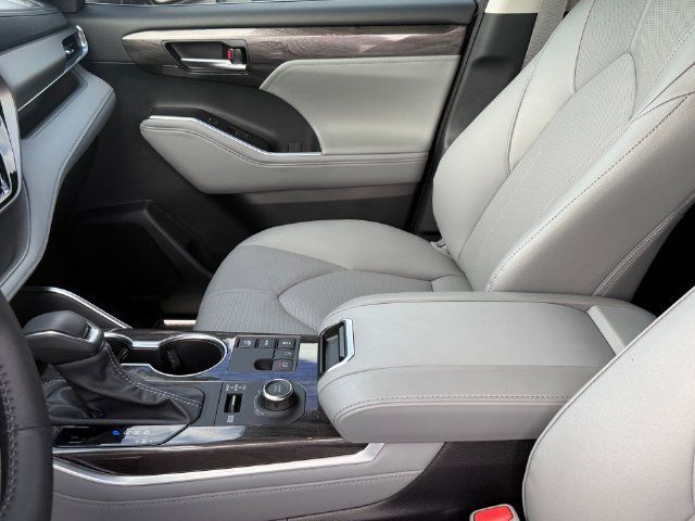 Used 2026 Toyota Highlander Limited AWD/4WD image 14