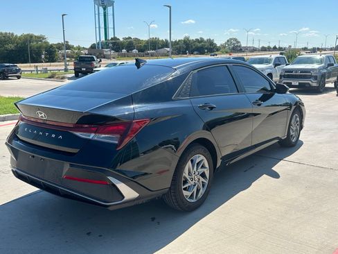 Used 2024 Hyundai Elantra SEL FWD image 5