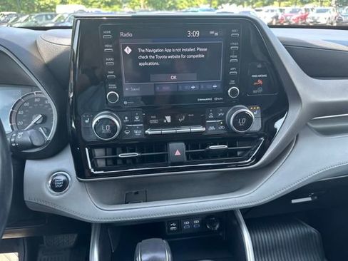 Used 2022 Toyota Highlander XLE image 23