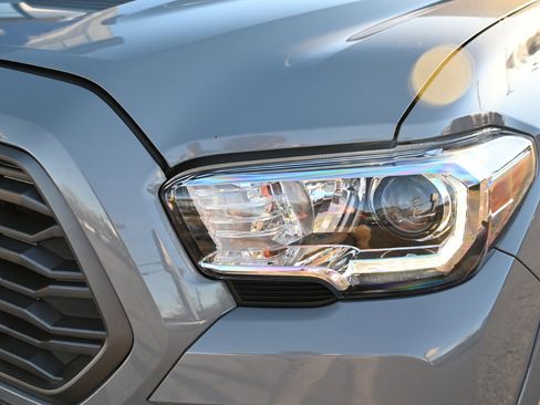 Used 2021 Toyota Tacoma TRD Sport w/ Technology Package image 11