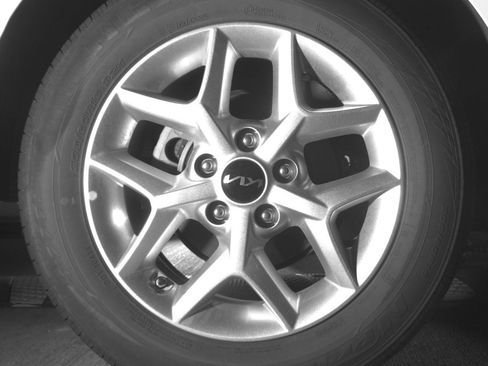 Used 2025 Kia Soul LX w/ LX Technology Package FWD image 15