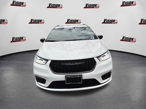 Used 2024 Chrysler Pacifica Limited w/ S Appearance Package image 2