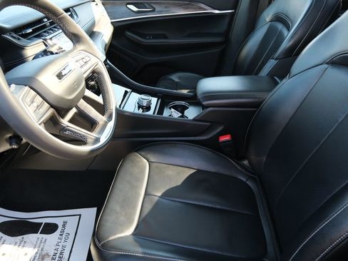 Used 2024 Jeep Grand Cherokee L Limited w/ Luxury Tech Group II AWD/4WD image 5