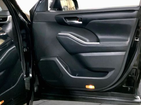 Used 2022 Toyota Highlander XLE AWD/4WD image 23