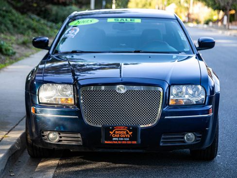 Used 2005 Chrysler 300 Touring image 2