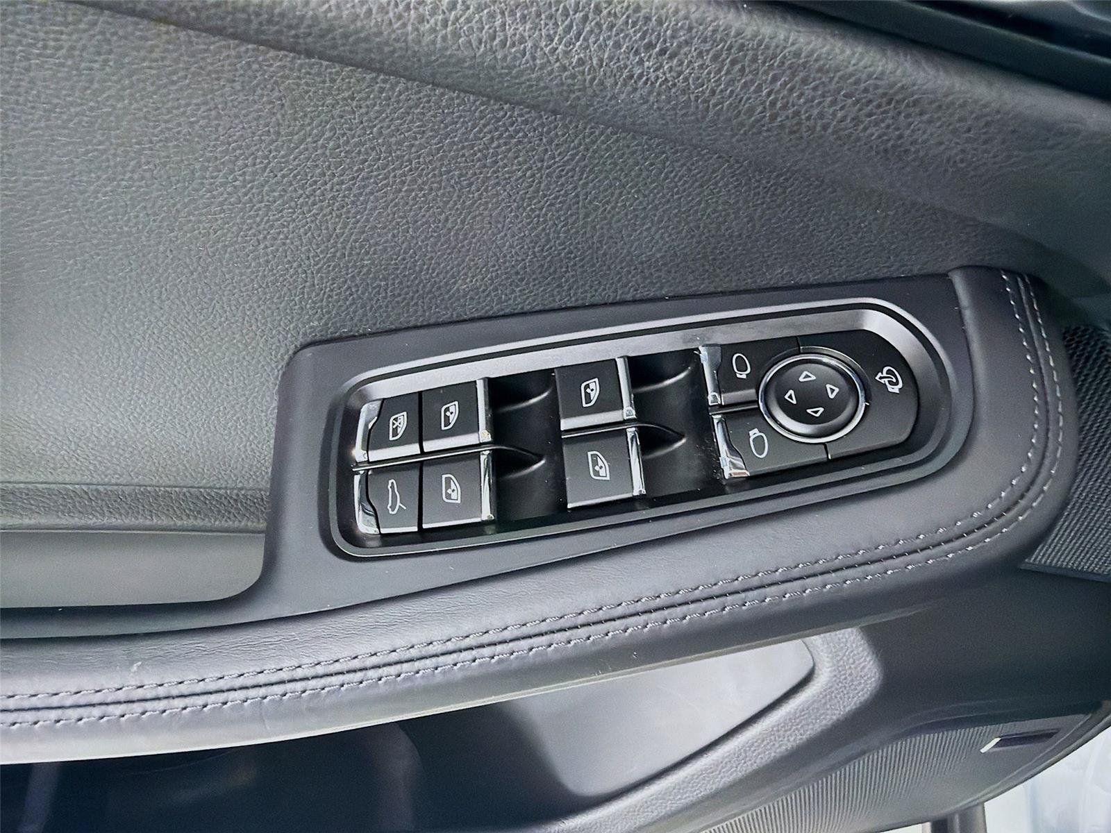 Certified 2026 Porsche Macan AWD/4WD image 8