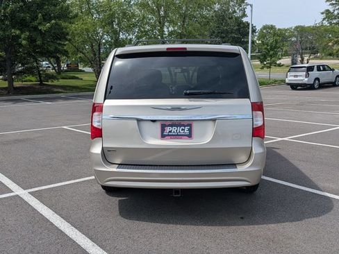 Used 2016 Chrysler Town & Country Touring FWD image 6