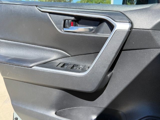 Used 2021 Toyota RAV4 XLE AWD/4WD image 20