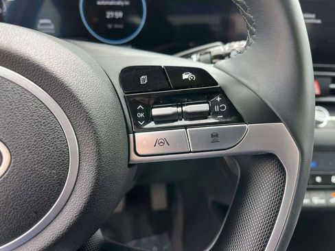Used 2025 Hyundai Elantra Limited FWD image 18