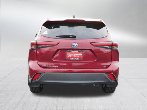 Certified 2022 Toyota Highlander LE image 6