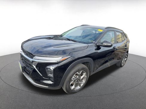 Used 2025 Chevrolet Trax LT w/ LT Convenience Package image 4