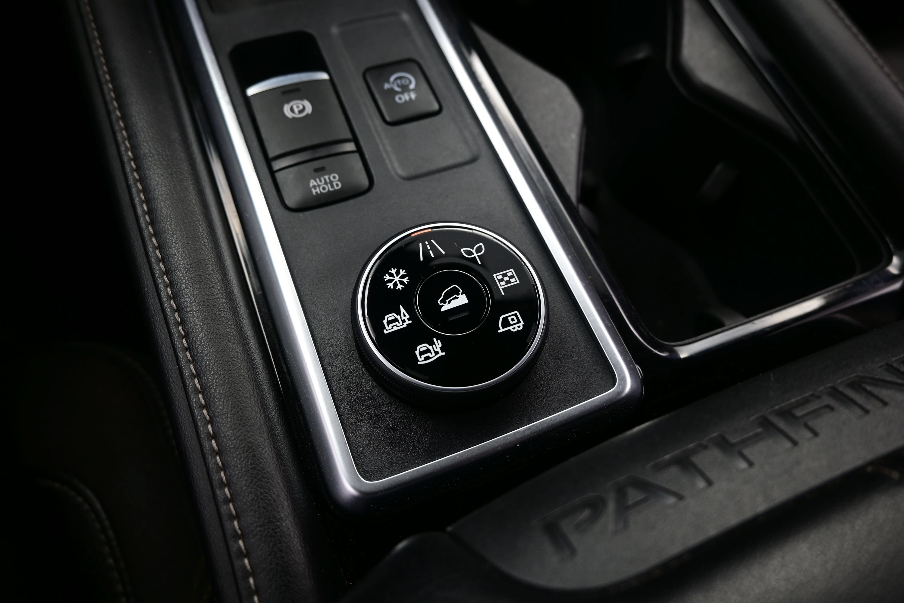 Used 2023 Nissan Pathfinder SL AWD/4WD image 23