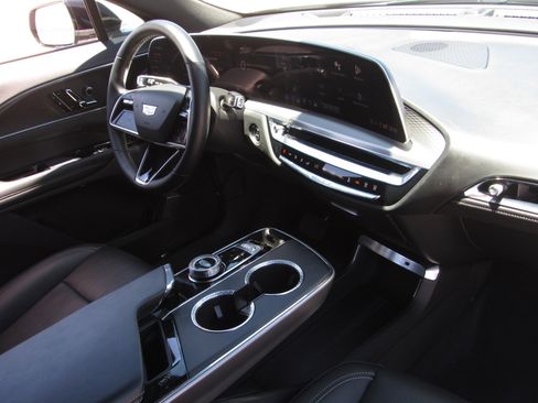 Used 2024 Cadillac Lyriq Sport RWD image 9