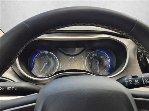 Used 2024 Chrysler Pacifica Touring-L FWD image 9