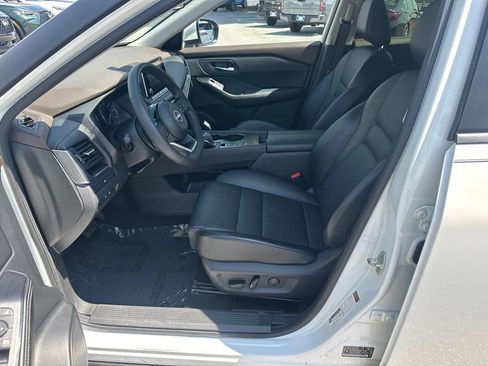 Used 2023 Nissan Rogue SV w/ SV Premium B Package FWD image 9