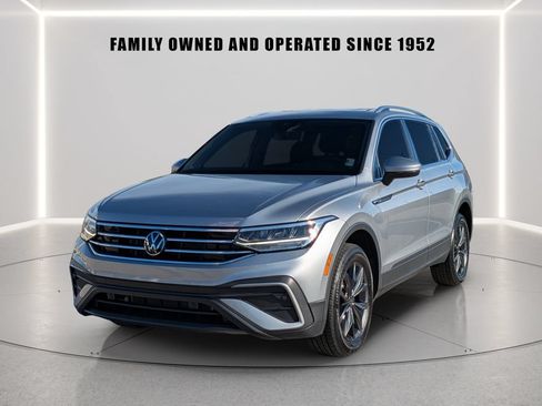 Used 2023 Volkswagen Tiguan SE FWD image 2