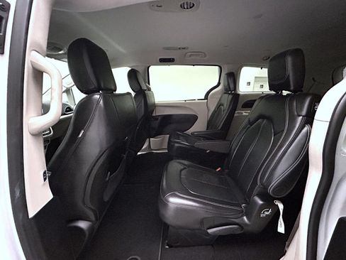 Used 2022 Chrysler Pacifica Touring-L FWD image 19