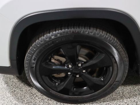 Used 2021 Jeep Cherokee Latitude Plus image 11