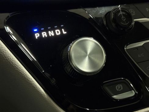 Used 2023 Chrysler Pacifica Touring-L FWD image 17