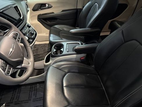 Used 2022 Chrysler Pacifica Touring-L AWD/4WD image 24