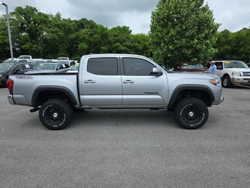 Used 2019 Toyota Tacoma TRD Off-Road AWD/4WD image 4