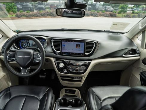 Used 2023 Chrysler Pacifica Touring-L FWD image 31