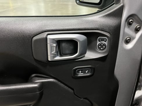 Used 2021 Jeep Gladiator Willys image 18