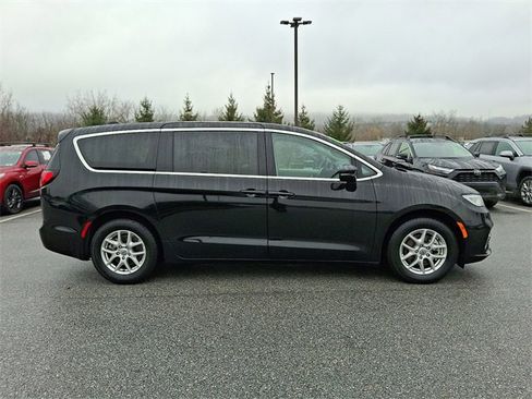 Used 2024 Chrysler Pacifica Touring-L image 7