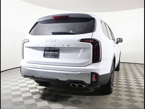 Used 2024 Kia Telluride EX w/ EX Captain's Chair Package FWD image 5