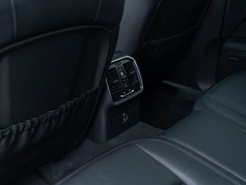 Certified 2025 Porsche Macan AWD/4WD image 36