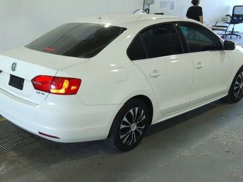 Used 2013 Volkswagen Jetta SE FWD image 2