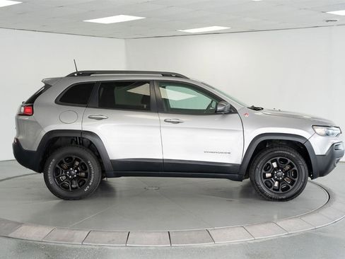 Used 2019 Jeep Cherokee Trailhawk w/ Cold Weather Group AWD/4WD image 8