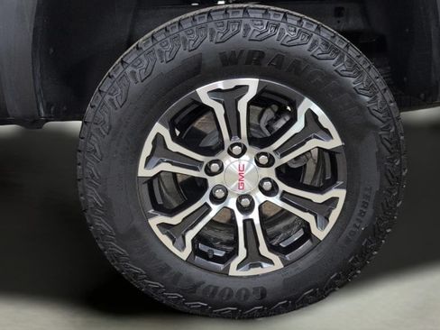 Used 2025 GMC Canyon AT4 w/ LPO, Off Road Lift Package AWD/4WD image 32