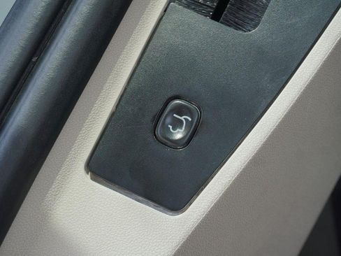 Used 2014 Chrysler Town & Country Touring FWD image 20