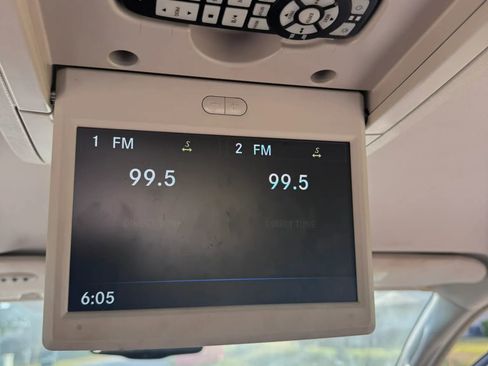 Used 2015 Chrysler Town & Country Limited FWD image 20