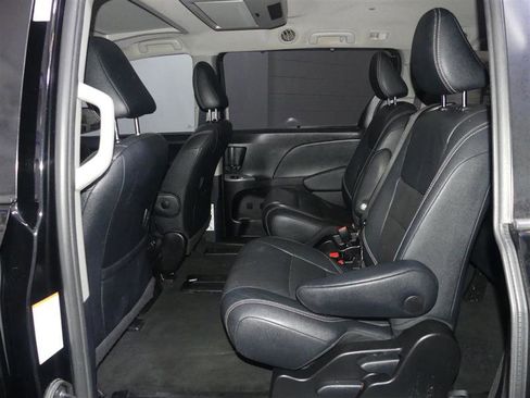 Used 2017 Toyota Sienna SE Premium image 25