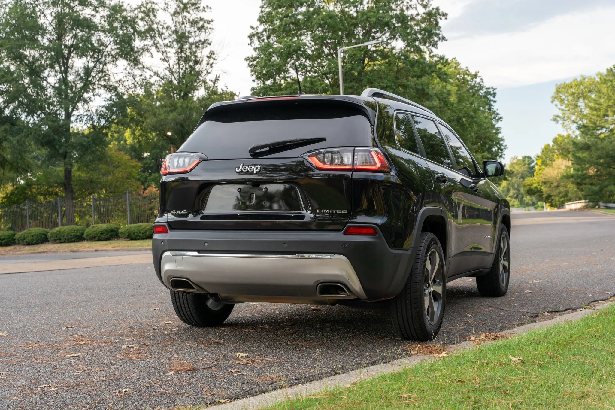 Used 2019 Jeep Cherokee Limited w/ Technology Group AWD/4WD image 6