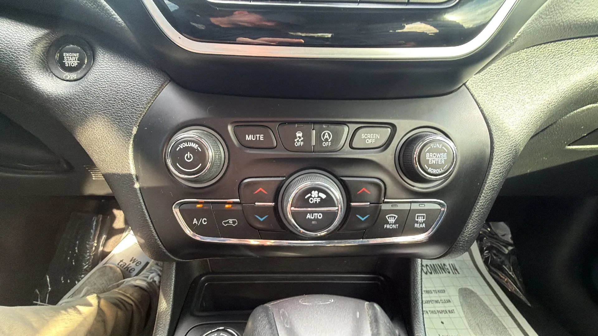 Used 2019 Jeep Cherokee Limited w/ Luxury Group AWD/4WD image 25