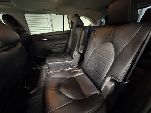 Used 2021 Toyota Highlander XLE AWD/4WD image 18