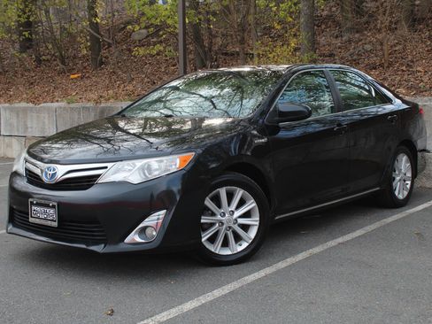 Used 2012 Toyota Camry XLE w/ Leather Pkg FWD image 2